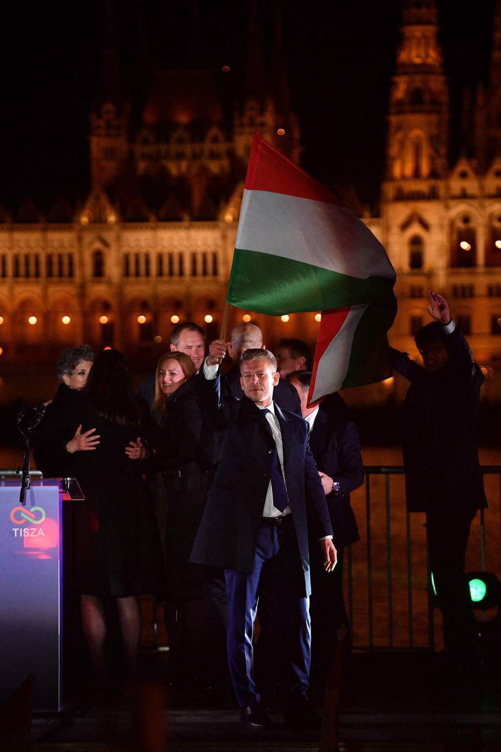 如何注册皇冠足球代理_史诗级溃败！那个亲华的硬汉如何注册皇冠足球代理，终究败给了这两个字