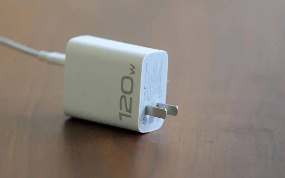 皇冠信用在线开户_9问充电器“120W”商标