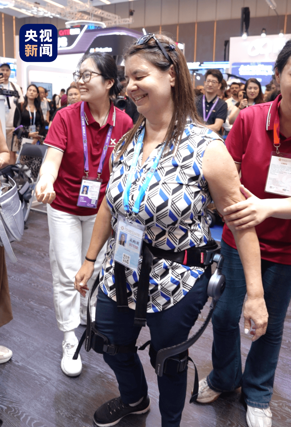 皇冠ag mos066_广交会暖心一幕！中国机器人皇冠ag mos066，帮外国友人重新站立行走