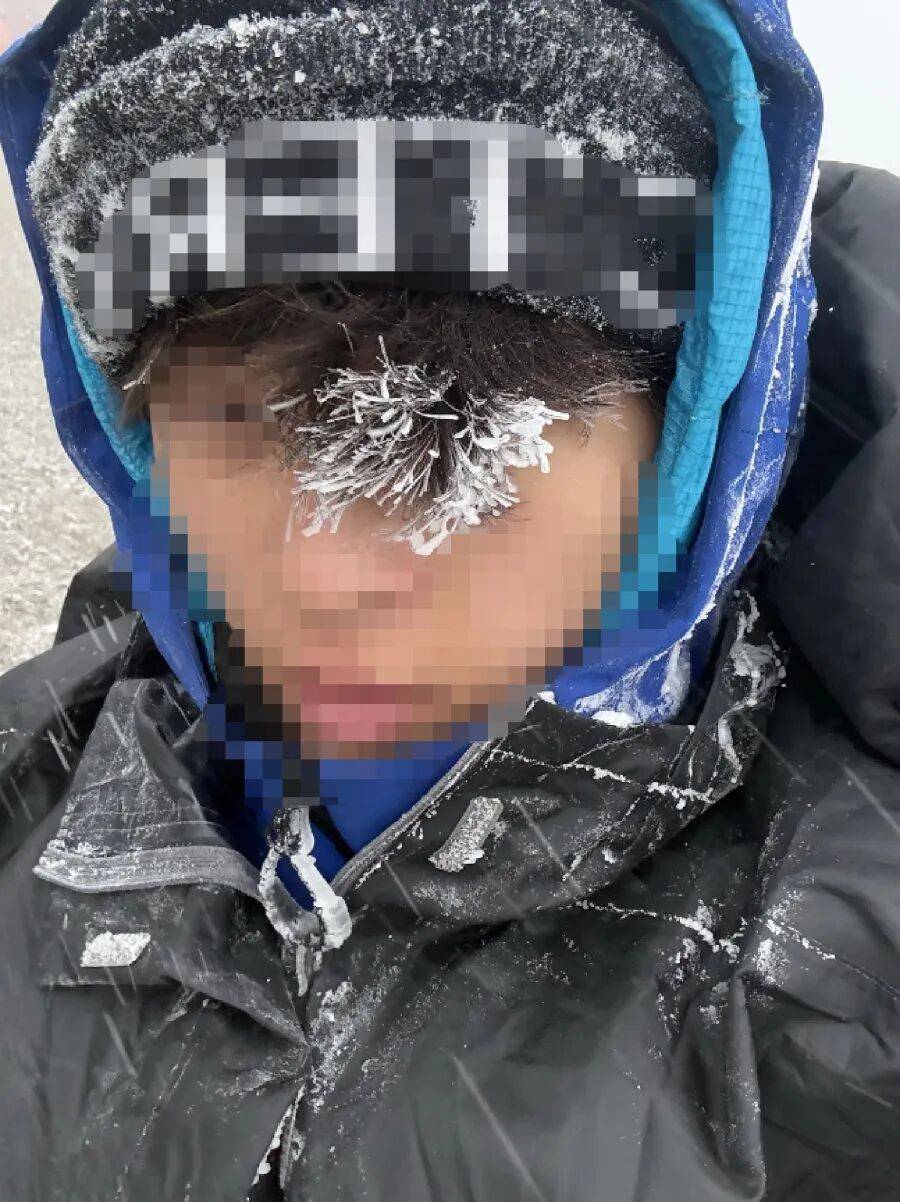 皇冠信用网登_五台山5月突发降雪！狂风裹着雪粒皇冠信用网登，驴友抱团搀扶行走，亲历者称“差点失温”；当地：仍有人想上山，已设6个卡口劝返