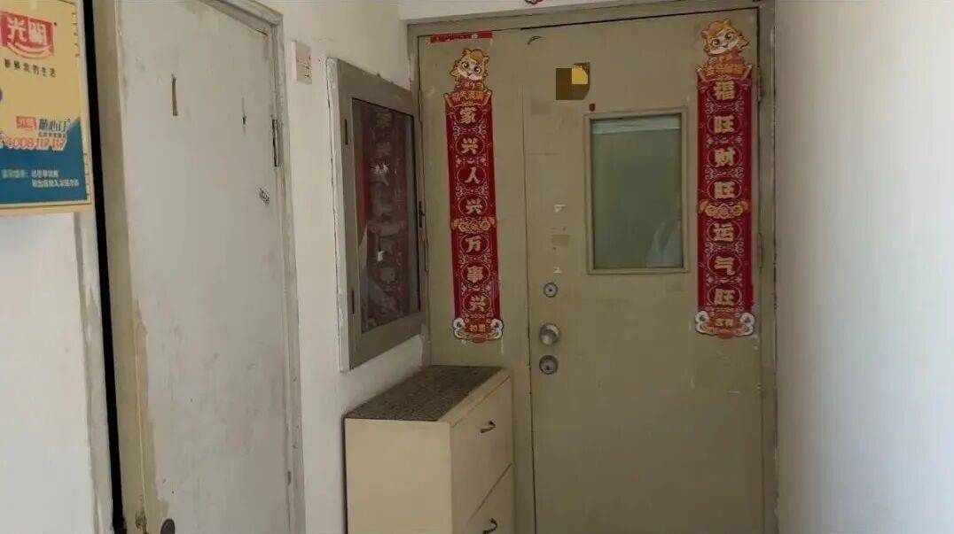 hga030怎么开户_“我家的窗户被包进邻居家hga030怎么开户，根本没法开窗”，上海一居民投诉公共区域被占，多部门回应难认定