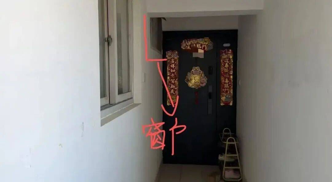 hga030怎么开户_“我家的窗户被包进邻居家hga030怎么开户，根本没法开窗”，上海一居民投诉公共区域被占，多部门回应难认定