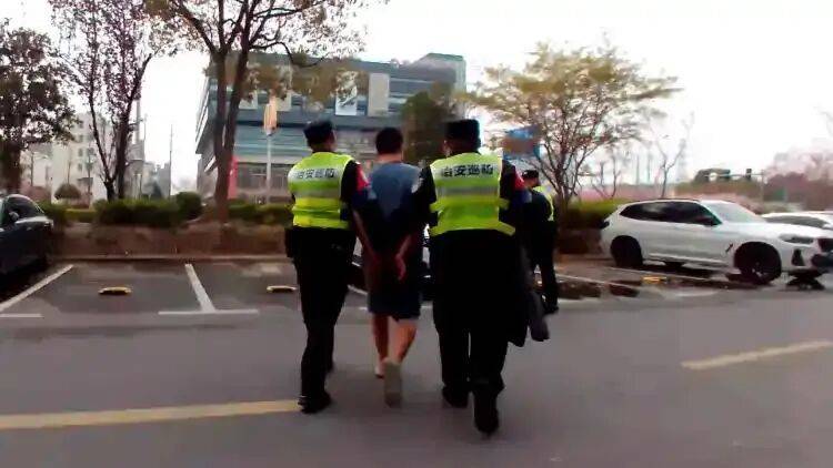 皇冠信用网会员注册
_上海一男子身无分文打车皇冠信用网会员注册
,竟用一条香烟抵车费!随后多名受害人报案,警方揭开真相→