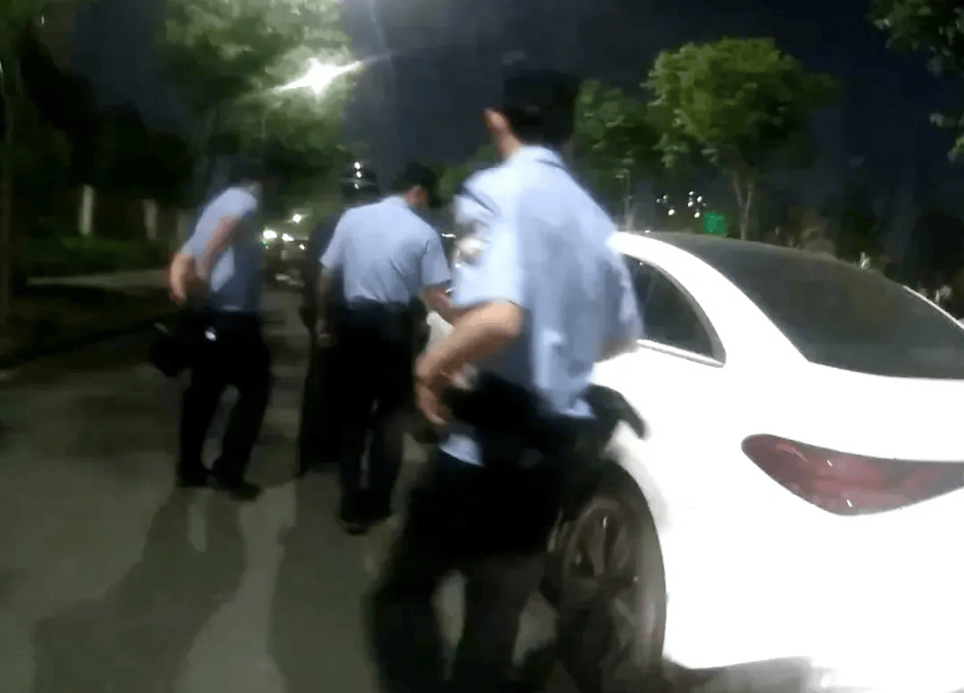 世界杯信用网代理出租_浙江一女子深夜开车回家途中电量耗尽世界杯信用网代理出租，把车停路边，眼神迷离、神情恍惚，路人果断报警……