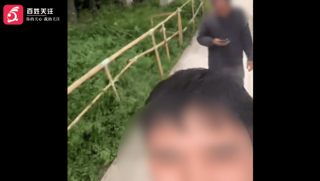皇冠app
_幼童因司机驾驶不稳在昆明网约车内呕吐皇冠app
,被索500元清洁费,协商未果遭司机尾随拖拽;平台回应:规定最高赔200元,涉事账号已永久下线