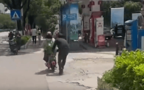 皇冠app
_幼童因司机驾驶不稳在昆明网约车内呕吐皇冠app
,被索500元清洁费,协商未果遭司机尾随拖拽;平台回应:规定最高赔200元,涉事账号已永久下线