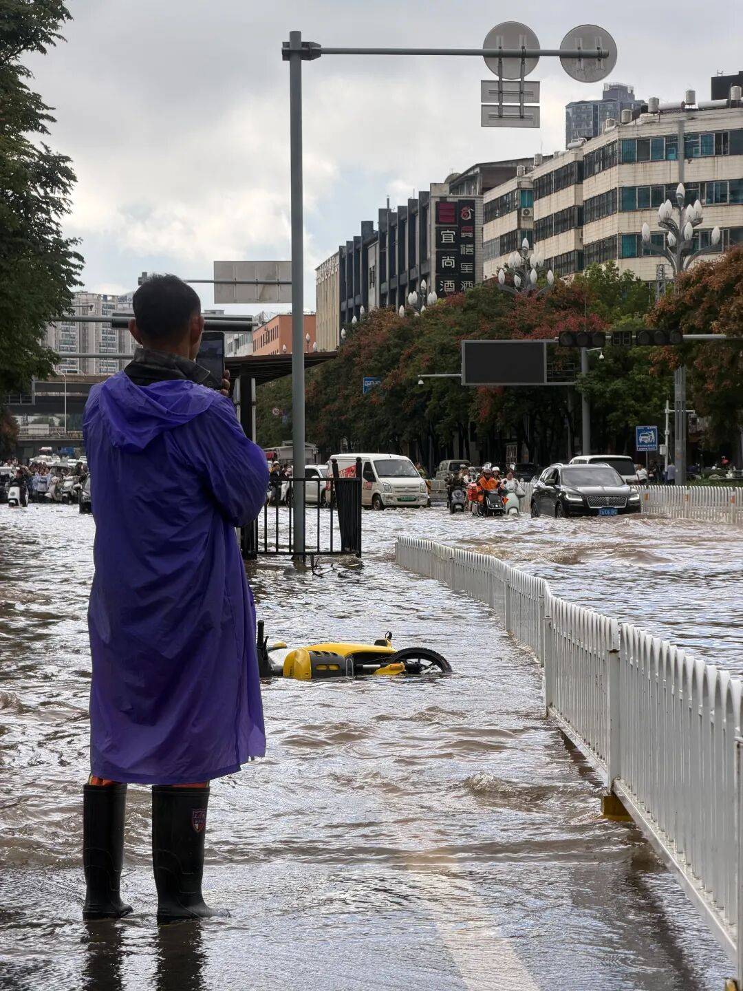皇冠上下级联系_“淹水约有七八米深”皇冠上下级联系，昆明遭遇强降雨，主城区多处淹积水点实施道路临时断交管制