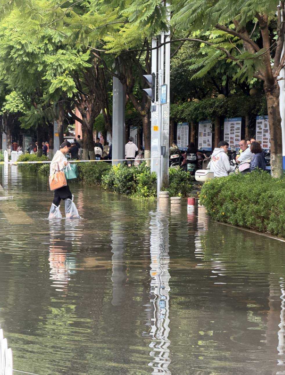 皇冠上下级联系_“淹水约有七八米深”皇冠上下级联系，昆明遭遇强降雨，主城区多处淹积水点实施道路临时断交管制