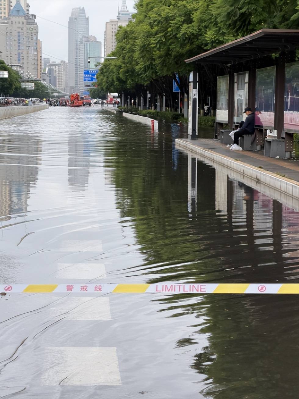 皇冠上下级联系_“淹水约有七八米深”皇冠上下级联系，昆明遭遇强降雨，主城区多处淹积水点实施道路临时断交管制