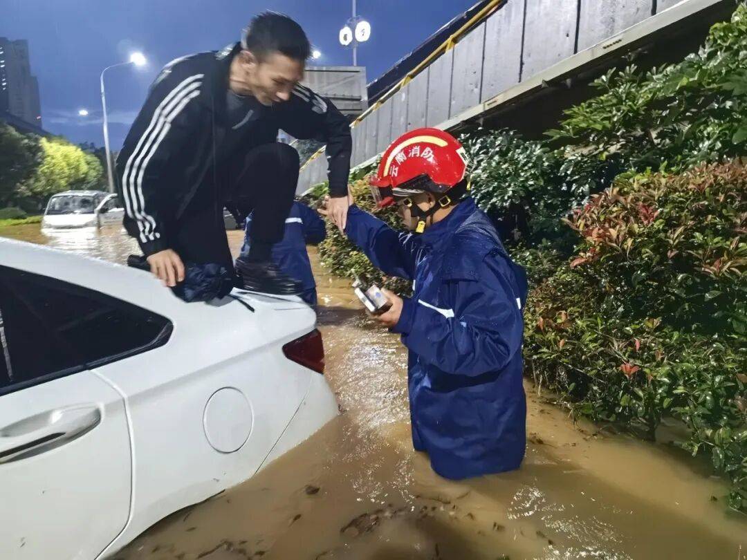 皇冠上下级联系_“淹水约有七八米深”皇冠上下级联系，昆明遭遇强降雨，主城区多处淹积水点实施道路临时断交管制