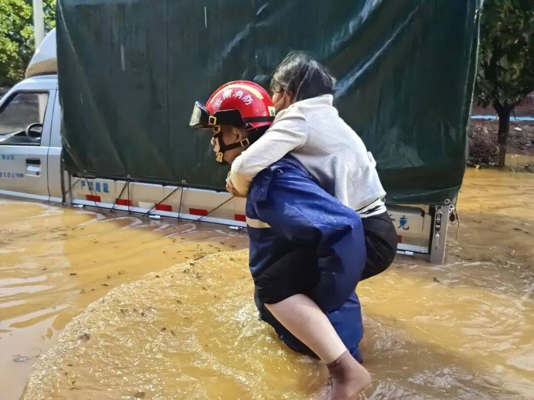皇冠上下级联系_“淹水约有七八米深”皇冠上下级联系，昆明遭遇强降雨，主城区多处淹积水点实施道路临时断交管制