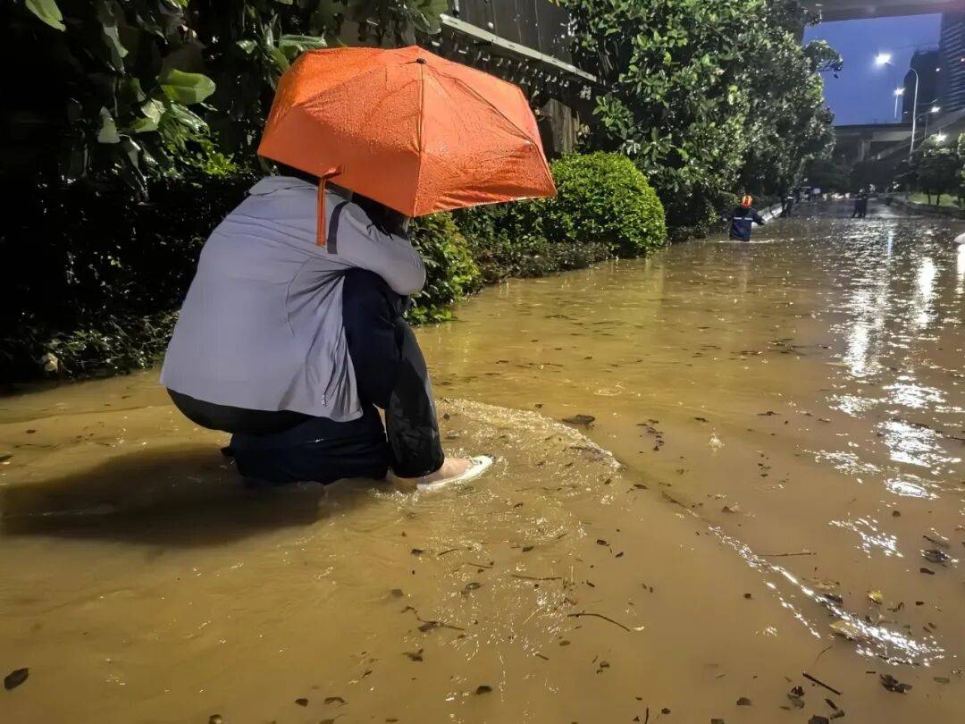 皇冠上下级联系_“淹水约有七八米深”皇冠上下级联系，昆明遭遇强降雨，主城区多处淹积水点实施道路临时断交管制