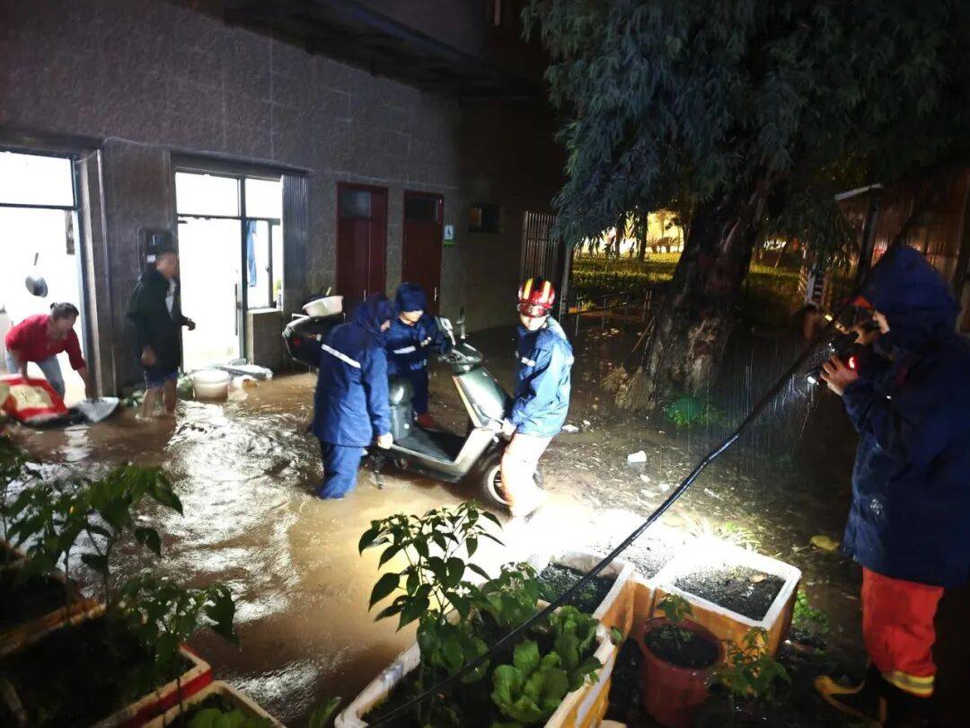 皇冠上下级联系_“淹水约有七八米深”皇冠上下级联系，昆明遭遇强降雨，主城区多处淹积水点实施道路临时断交管制