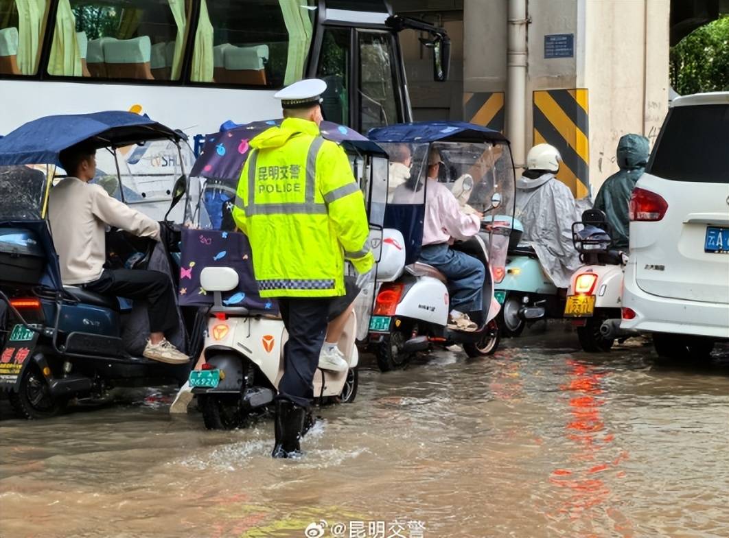 皇冠上下级联系_“淹水约有七八米深”皇冠上下级联系，昆明遭遇强降雨，主城区多处淹积水点实施道路临时断交管制
