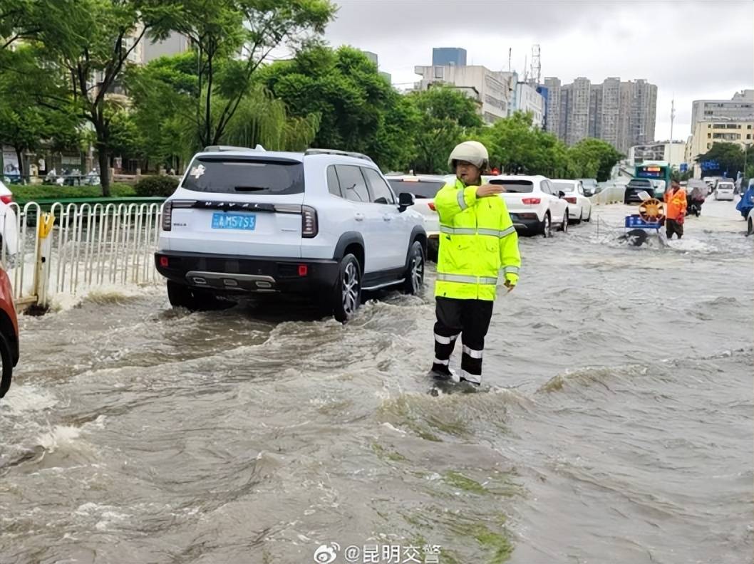 皇冠上下级联系_“淹水约有七八米深”皇冠上下级联系，昆明遭遇强降雨，主城区多处淹积水点实施道路临时断交管制