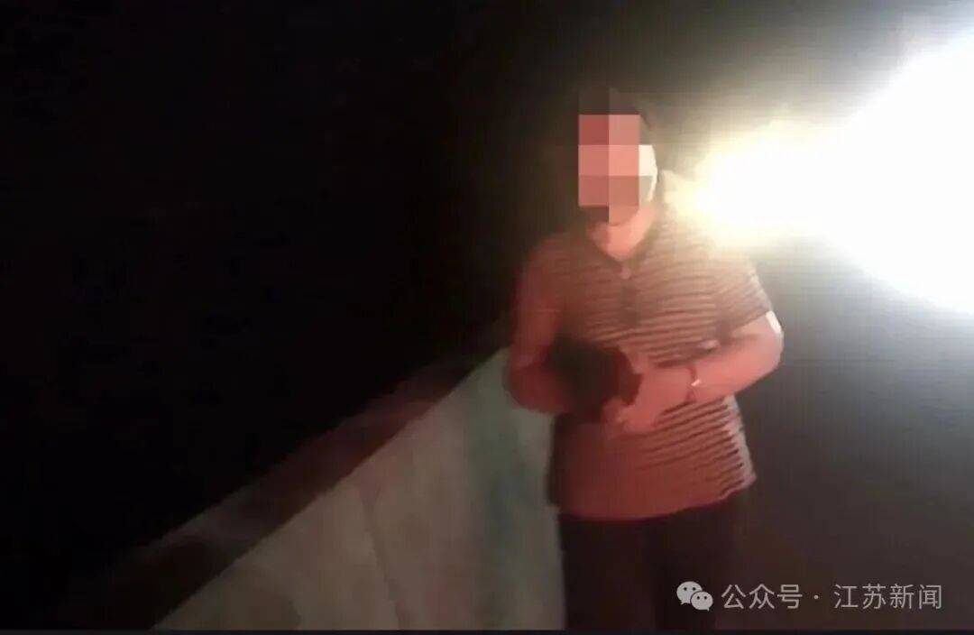 香港皇冠体育_一对跑货运夫妻高速上因“女儿不找对象”激烈争吵香港皇冠体育，丈夫责怪妻子没教育好女儿，丢下妻子开车离去，妻子报警求助；民警多次联系才喊回丈夫
