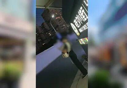 皇冠代理登入_上海街头“口罩男”不停自拍行迹诡异皇冠代理登入，女刑警瞥了一眼截获罕见67万奢侈品包
