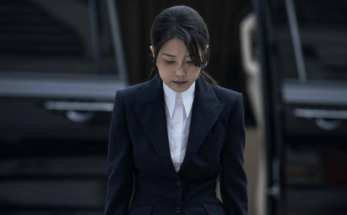 英格兰超级联赛_就在今天英格兰超级联赛，尹锡悦判处无罪，金建希肠子都悔青了：我失去一切财富