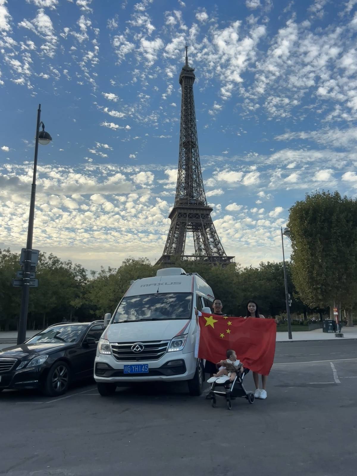 皇冠體育官方_夫妻带6个月女儿从成都自驾抵达巴黎皇冠體育官方，75天行驶近2万公里，当事人：目的地是冰岛，路上需要照顾宝宝，一天只走两三个小时