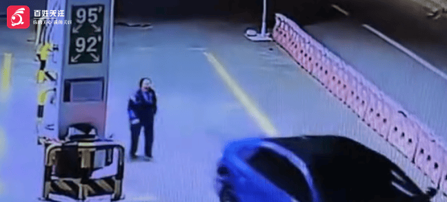 芬兰超级联赛-附加赛_加完387元汽油芬兰超级联赛-附加赛，成都一轿车油箱盖都没关就跑了！加油站员工：已报警