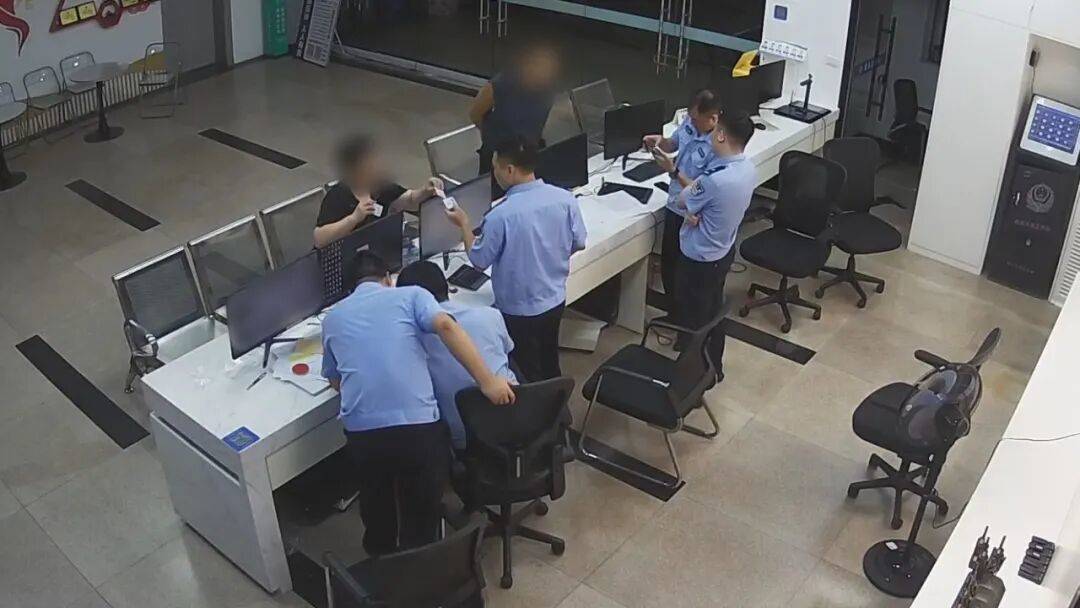 女子世界杯2027欧洲外围赛_“我妻子接了通陌生电话女子世界杯2027欧洲外围赛，还被识别了人脸，账户里有44万！”浙江男子拉着妻子冲进派出所，民警立刻联系银行冻结账户，转出的钱全额追回