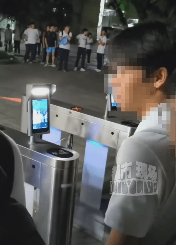 拜仁慕尼黑 v 阿森纳_“广西梧州一中学老师阻止学生离校拜仁慕尼黑 v 阿森纳，并在校门口破口大骂”，校方通报：情况属实