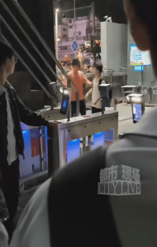 拜仁慕尼黑 v 阿森纳_“广西梧州一中学老师阻止学生离校拜仁慕尼黑 v 阿森纳，并在校门口破口大骂”，校方通报：情况属实