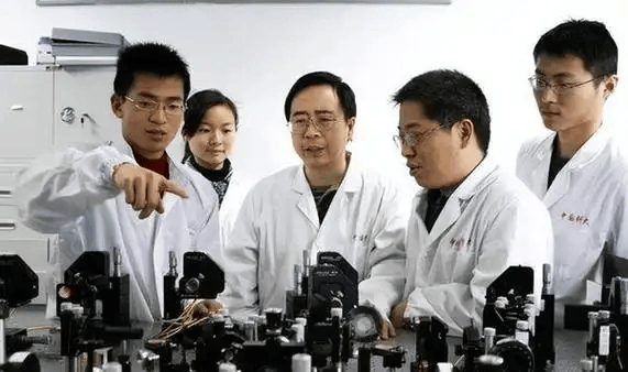 北爱尔兰超级联赛_美国赶走大批的中国科学家后北爱尔兰超级联赛，又聘用了印度专家，如今结果咋样？