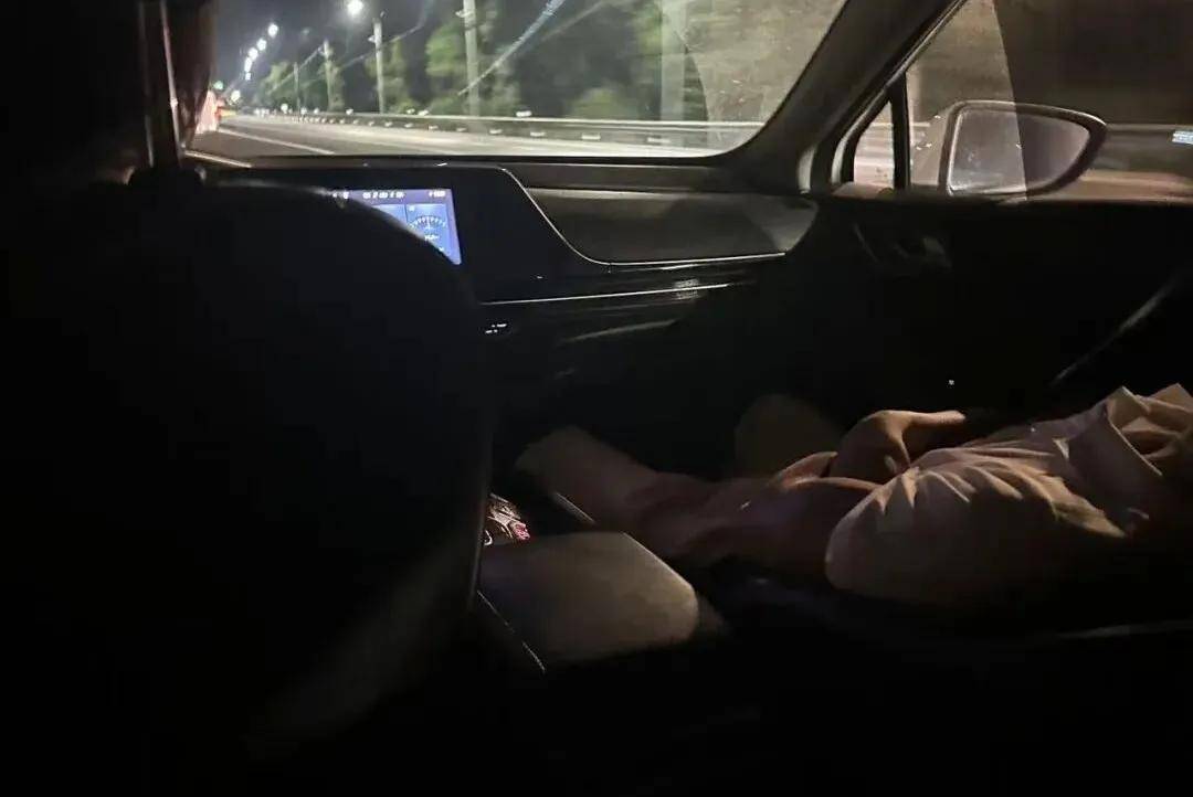 荷兰甲组联赛_女子打顺风车从上海回杭州荷兰甲组联赛，司机半路称困竟让乘客开车并承担68元高速费，车费全额收取，平台致歉退款