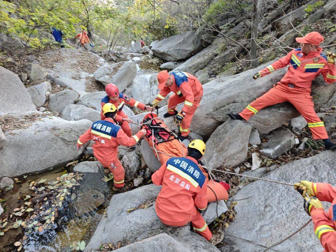 德国丙组联赛_驴友群相约爬野山德国丙组联赛，女子失足坠下7米悬崖！怀柔消防历经9小时艰难救援