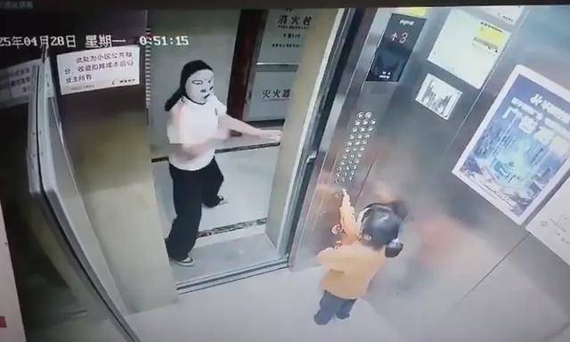 皇冠信用平台出租出售
_两幼童电梯里遭面具人吓哭皇冠信用平台出租出售
，对方多次阻止电梯门关闭！家长已带孩子看心理医生