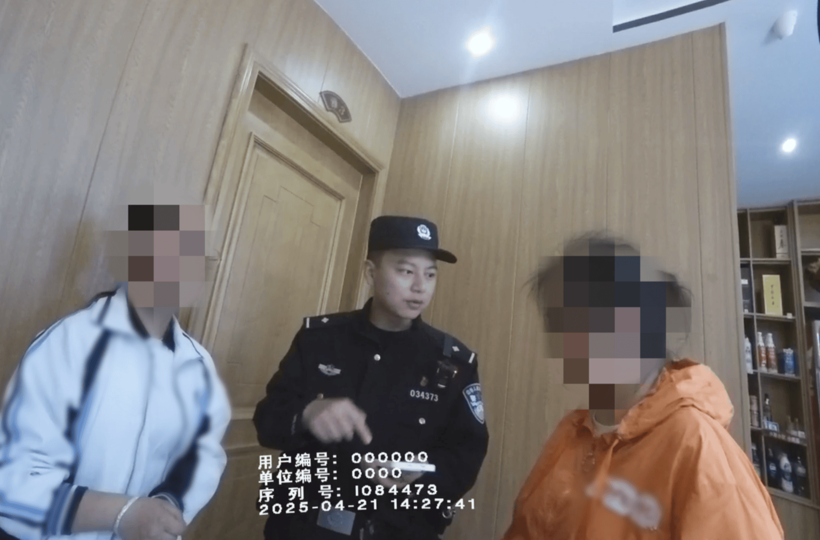 皇冠代理登3平台
_母女就餐一小时未动筷皇冠代理登3平台
，一直“玩”手机！餐馆老板报警，原来女儿卖游戏账号遭诈骗